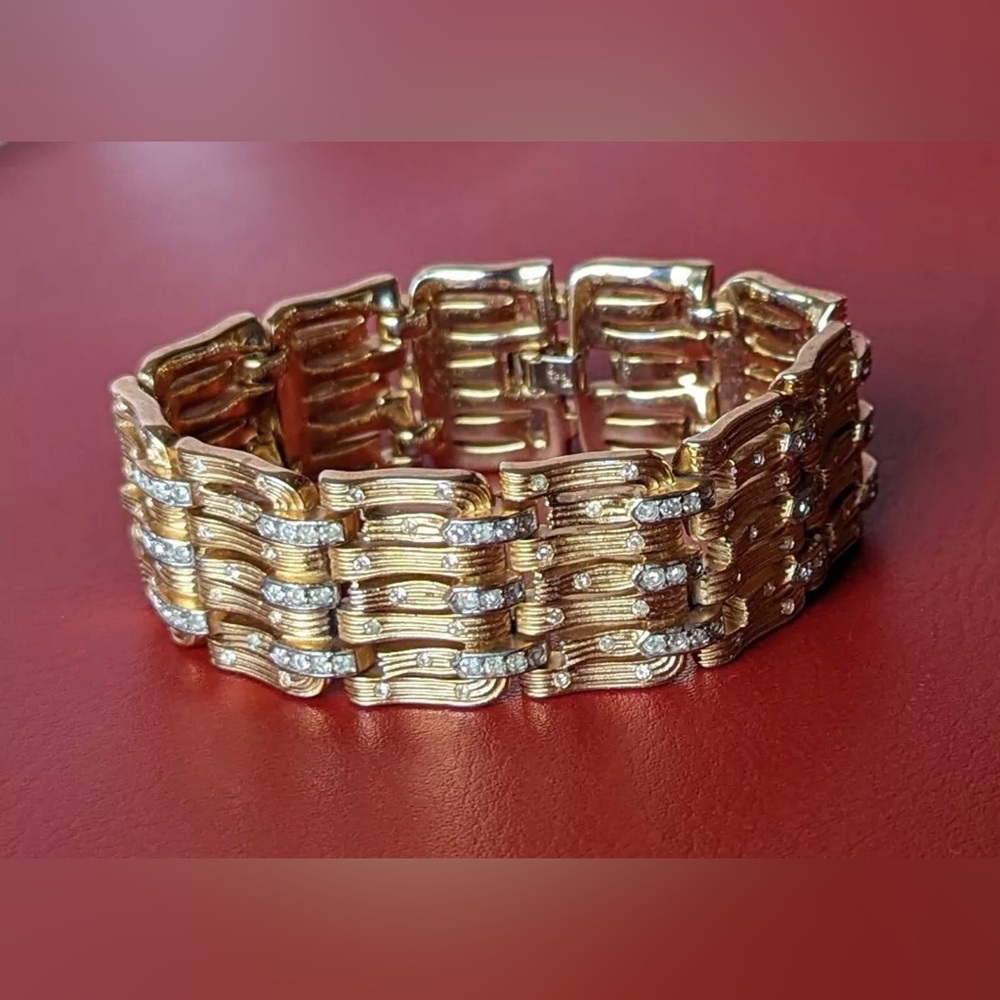 Vtg TRIFARI Chunky Textured Gold Tone RHINESTONE 7" Bracelet